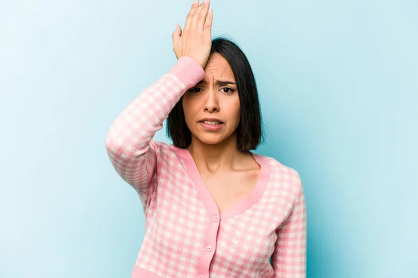 Giovane Donna Ispanica Isolata Sfondo Blu Dimenticando Qualcosa Schiaffeggiando Fronte — Foto Stock