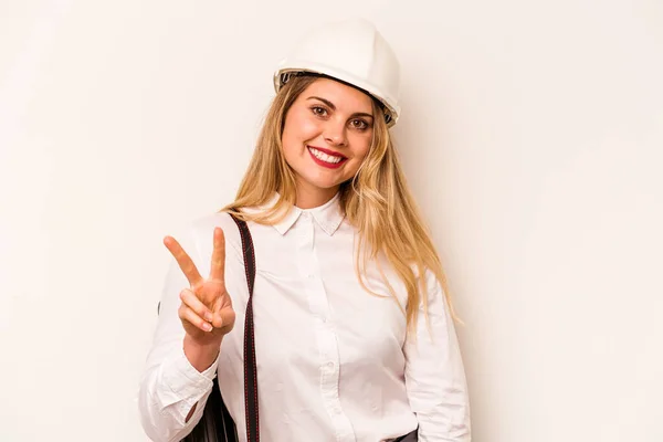 Młoda Architekt Kobieta Kasku Trzymając Plany Izolowane Białym Tle Pokazuje — Zdjęcie stockowe