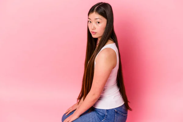 Junge Asiatische Frau Sitzt Auf Rosa Hintergrund — Stockfoto