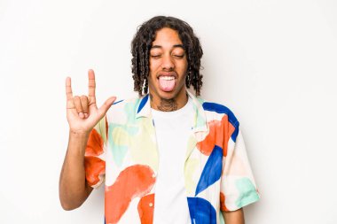 Beyaz arka planda izole edilmiş genç Afrikalı Amerikalı parmaklarıyla kaya hareketi gösteriyor.