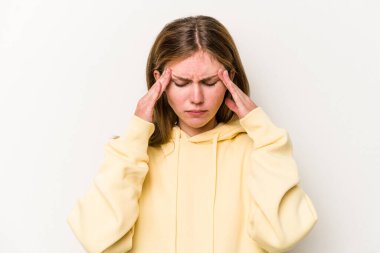 Beyaz arka planda izole edilmiş genç bir Rus kadın tapınaklara dokunuyor ve baş ağrısı çekiyor..