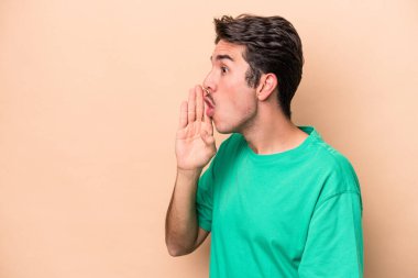 Beyazların arka planında izole edilmiş genç beyaz bir adam gizli bir sıcak fren haberinin olduğunu söylüyor.