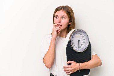 Beyaz arka planda izole edilmiş bir tartı tutan genç İngiliz kadın bir şeyin fotokopi alanına baktığını düşünerek rahatladı..