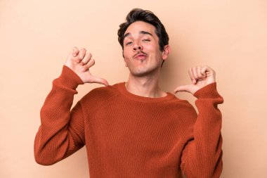 Beyazların arka planında izole edilmiş genç beyaz adam gururlu ve kendinden emin hissediyor, örnek olarak..