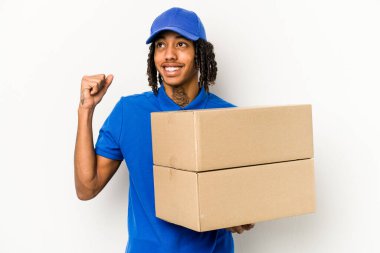 Genç Afrikalı Amerikalı teslimatçı beyaz arka planda izole edilmiş zafer ve galibiyet kavramından sonra yumruk kaldırıyor..