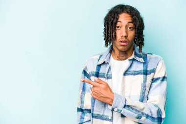 Genç Afro-Amerikan adam mavi arka planda izole edildi.