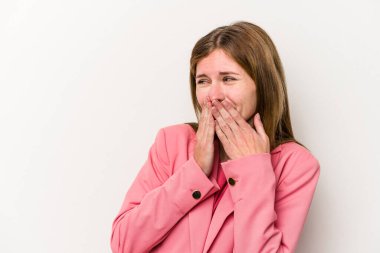 Beyaz arka planda izole edilmiş genç bir Rus kadın bir şeye gülüyor, elleriyle ağzını kapatıyor..