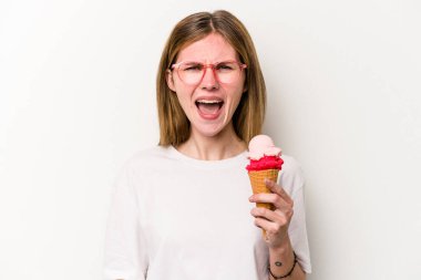 Beyaz arka planda izole edilmiş dondurmayı tutan genç bir İngiliz kadın çok sinirli ve agresif bağırıyor..