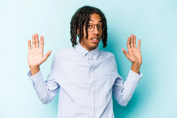 Jovem Afro Americano Isolado Fundo Azul Sendo Chocado Devido Perigo — Fotografia de Stock