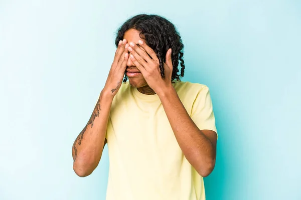 Jovem Afro Americano Isolado Fundo Azul Com Medo Cobrir Olhos — Fotografia de Stock