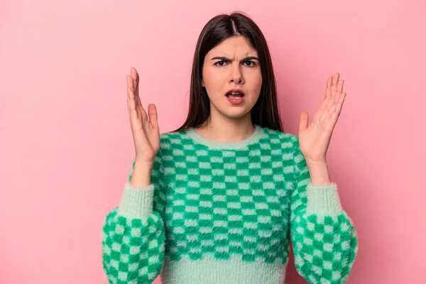 Pembe arka planda soyutlanmış beyaz bir kadının bir fikri var, ilham verici bir kavram..