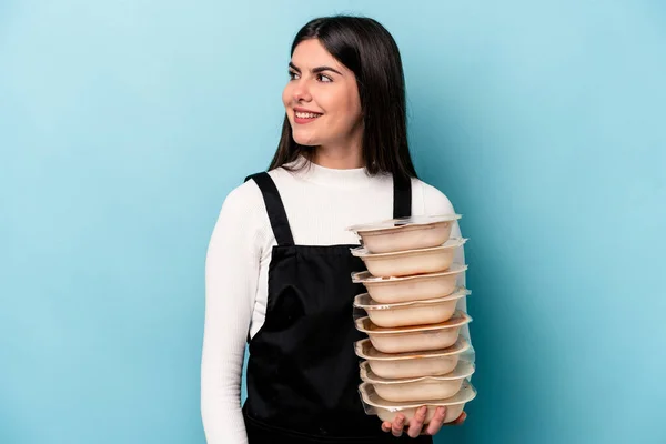 Ung Kaukasiska Kvinna Som Håller Tupperware Isolerad Blå Bakgrund Ser — Stockfoto