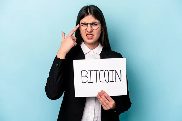 Jeune Femme Affaires Caucasienne Tenant Une Plaque Bitcoin Isolé Sur — Photo