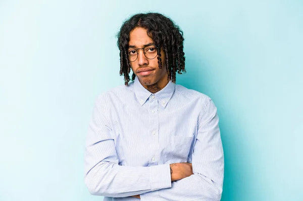 Jonge Afrikaanse Amerikaanse Man Geïsoleerd Blauwe Achtergrond Ongelukkig Kijken Camera — Stockfoto