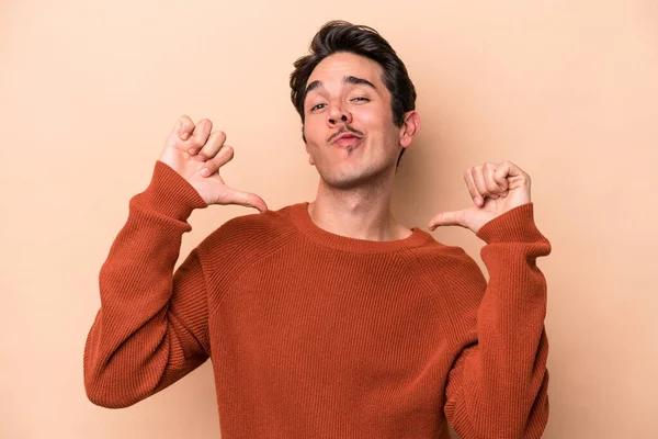 Beyazların arka planında izole edilmiş genç beyaz adam gururlu ve kendinden emin hissediyor, örnek olarak..