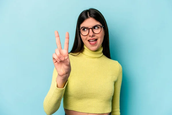 Mulher Caucasiana Jovem Isolado Fundo Azul Mostrando Número Dois Com — Fotografia de Stock