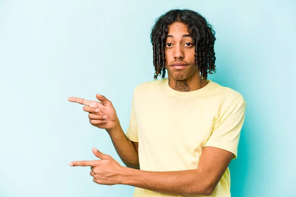 Jovem Afro Americano Isolado Fundo Azul Chocado Apontando Com Dedos — Fotografia de Stock