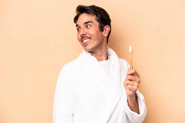 Jonge Blanke Man Draagt Een Badjas Met Een Tandenborstel Geïsoleerd — Stockfoto