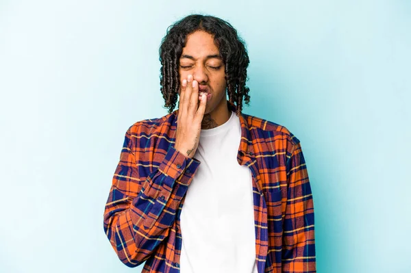 Joven Afroamericano Aislado Sobre Fondo Azul Bostezando Mostrando Gesto Cansado — Foto de Stock