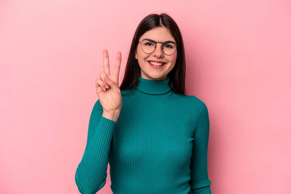 Fiatal Kaukázusi Elszigetelt Rózsaszín Háttér Vidám Gondtalan Mutató Béke Szimbólum — Stock Fotó