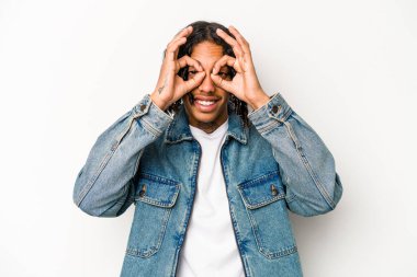 Beyaz arka planda izole edilmiş genç Afro-Amerikan bir adam.