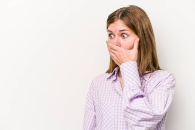 Beyaz arka planda izole edilmiş genç bir Rus kadın. Bir fotokopi odasına dikkatlice bakıyor. Ağzını eliyle kapatıyor..