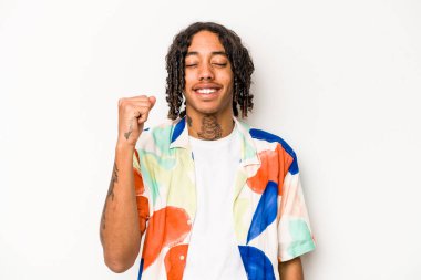 Genç Afrikalı Amerikalı adam beyaz arka planda izole edilmiş zafer, tutku ve coşkuyu kutluyor, mutlu bir ifade..