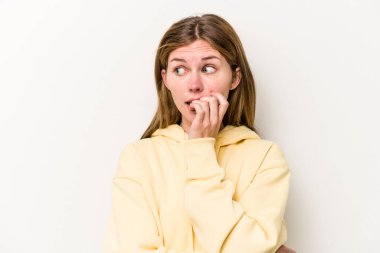 Beyaz arka planda izole edilmiş, tırnak yiyen, gergin ve endişeli genç bir Rus kadın..