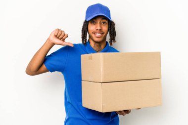 Beyaz arka planda izole edilmiş genç Afrikalı Amerikalı teslimatçı gururlu ve kendinden emin hissediyor, örnek olarak..