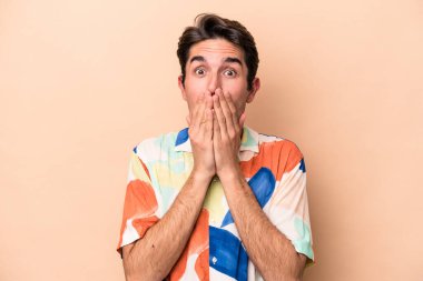 Beyazlı genç bir adam bej arka planda izole edildi..