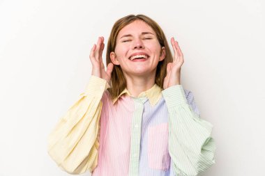 Genç Rus kadın beyaz arka planda neşeli bir şekilde gülüyor. Mutluluk kavramı.