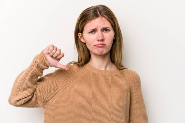 Beyaz arka planda izole edilmiş genç Rus kadın baş parmağını aşağı gösteriyor, hayal kırıklığı konsepti..