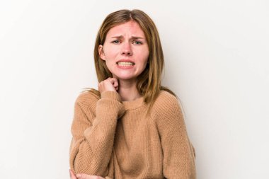 Genç Rus kadın beyaz arka planda izole edilmiş, dirsek masajı yapıyor, kötü bir hareketin ardından acı çekiyor..