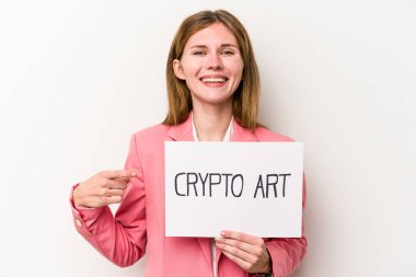 Beyaz arka planda izole edilmiş şifreli bir para levhası tutan genç İngiliz iş kadını gülümsüyor ve boş alanda bir şeyler gösteriyor..