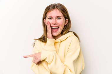 Beyaz arka planda izole edilmiş genç bir Rus kadın bir dedikodu söylüyor, bir haber sunuyor..