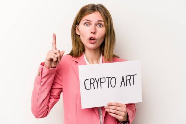 Genç İngiliz iş kadını elinde şifreli bir para levhası tutuyor beyaz arka planda izole edilmiş bir fikir, ilham verici bir kavram..