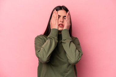 Pembe arka planda yalnız kalmış, ağlayan ve sızlanan beyaz bir kadın..