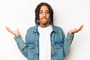 Beyaz arka planda izole edilmiş genç Afrikalı Amerikalı bir fotokopi çekmek için kafası karışık ve omuz silkiyor..