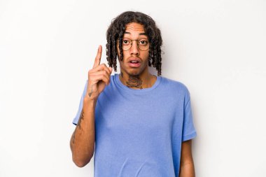 Genç Afrikalı Amerikalı bir adam beyaz arka planda izole edilmiş. Bir fikri, ilham verici bir fikri var..