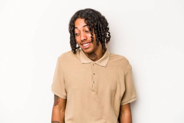 Beyaz arka planda izole edilmiş genç Afrikalı Amerikalı adam gülüyor ve gözlerini kapıyor, rahatlamış ve mutlu hissediyor..