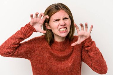 Beyaz arka planda izole edilmiş genç bir Rus kadın gergin elleriyle çığlık atıyor..