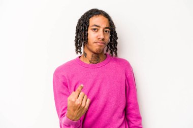 Beyaz arka planda izole edilmiş genç Afro-Amerikalı adam sanki seni davet ediyormuş gibi parmağıyla işaret ediyor..