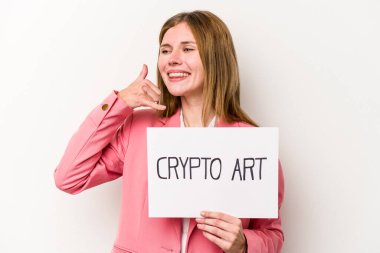 Beyaz arka planda şifreli bir para levhası tutan genç İngiliz iş kadını parmaklarıyla bir cep telefonu hareketi gösteriyor..