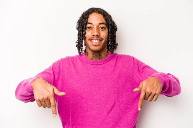 Beyaz arka planda izole edilmiş genç Afro-Amerikan erkekleri parmakları aşağıda, olumlu hisler.