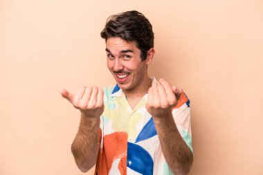 Beyazların arka planında izole edilmiş genç beyaz bir adam seni işaret ediyor. Sanki davet ediliyormuş gibi..