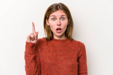 Beyaz arka planda izole edilmiş genç bir Rus kadın ağzı açık bir şekilde üst tarafı işaret ediyor..