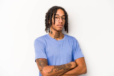 Genç Afrikalı Amerikalı adam beyaz arka planda izole edilmiş şüpheli, belirsiz, seni inceliyor..