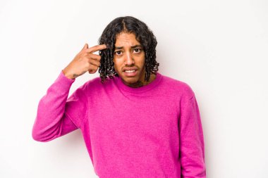 Beyaz arka planda izole edilmiş genç bir Afrikalı Amerikalı işaret parmağıyla hayal kırıklığı jesti yapıyor..