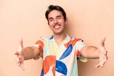 Beyazların arka planında izole edilmiş genç beyaz bir adam hoş bir ifade sergiliyor..