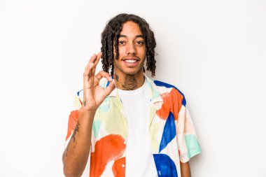 Beyaz arka planda izole edilmiş genç bir Afrikalı Amerikalı göz açıp kapayıncaya kadar iyi bir jest yapıyor..